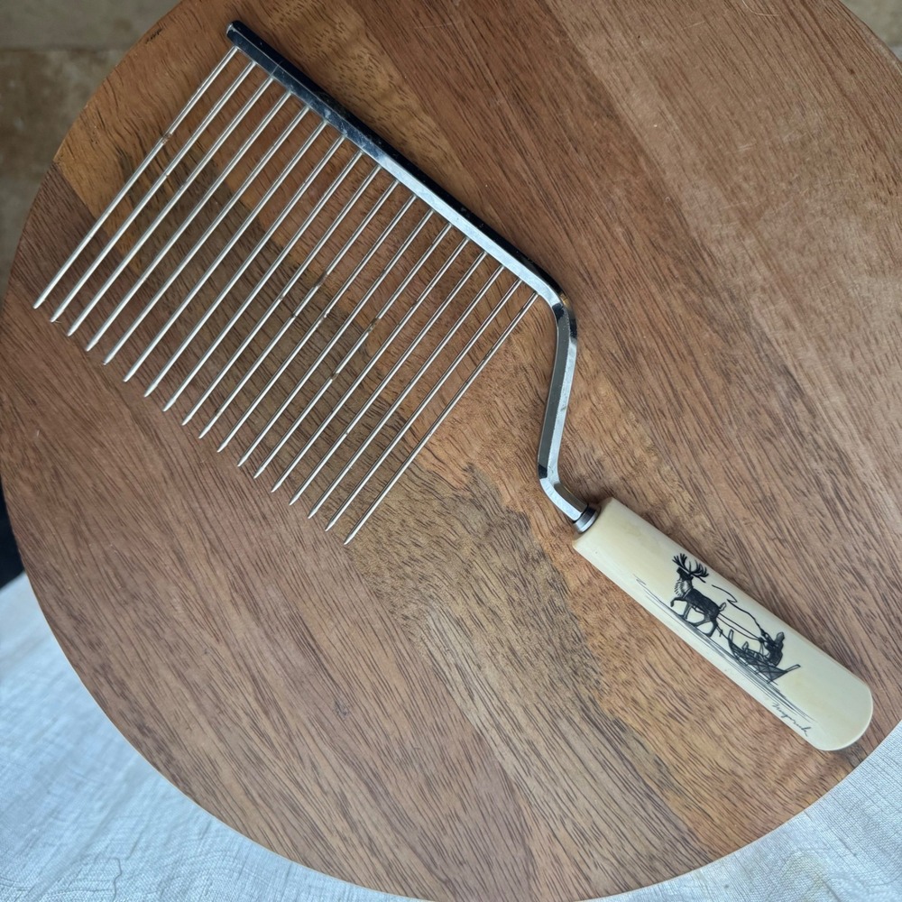 Vintage Scrimshaw Cake Breaker Cutter Nuguruk Carving Alaska‎ Sled Reindeer